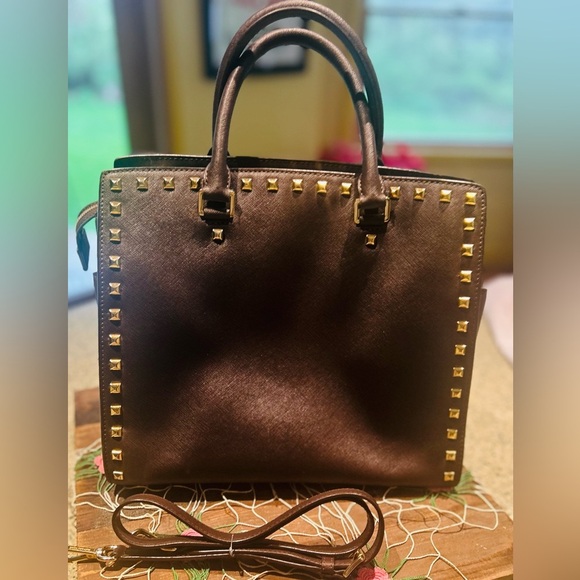 Michael Kors- “Selma” xl large Brown leather satchel with Gold Studded Accents. - Picture 4 of 7